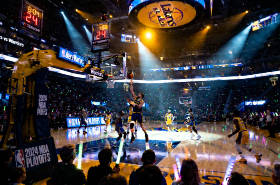 NBA球馆夜场比赛现场灯光与球场全景