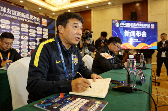 体育记者在赛事新闻发布会现场记录比赛信息